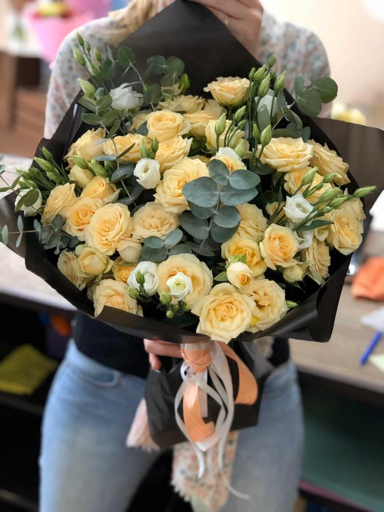 Букет птица счастья в Богучанах Букет цветов из: Розы и Лизиантусы в Богучанах