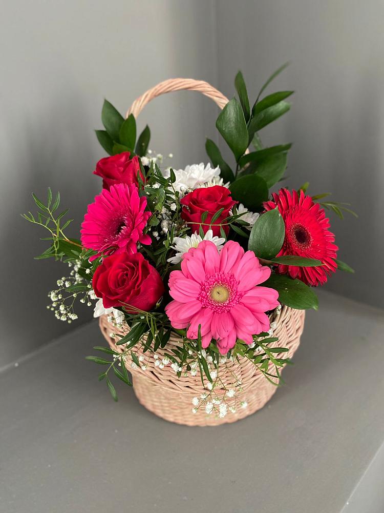 Композиция радостное событие в Богучанах Цветочная композиция из Розы, Хризантемы и Герберы в корзине в Богучанах